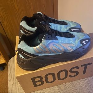 Yeezy 700 mnvn bright cyan Size 9.5